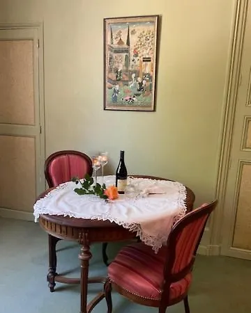 Manoir Tour Carree Bed & Breakfast 3*
